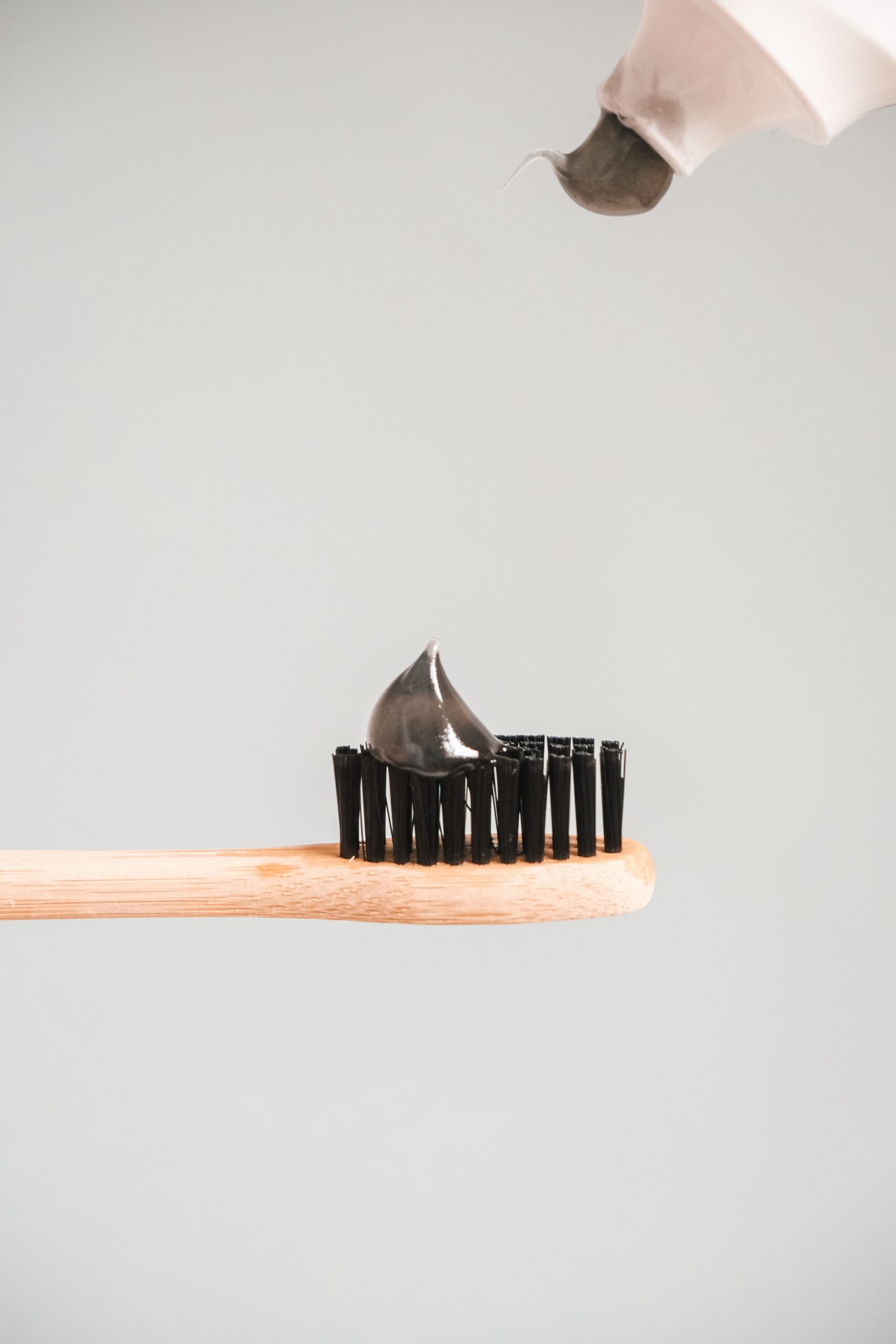 Houtskool-tandpasta: Maakt charcoal je tanden echt witter? (Hype vs. Feit)